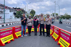 Peduli Keselamatan Pengendara, Smartfren Serahkan Bantuan Water Barrier kepada Polresta Yogyakarta