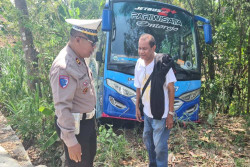 Tak Kuat Menanjak, Bus Wisata Berisi 32 Penumpang Terperosok ke Parit di Patuk