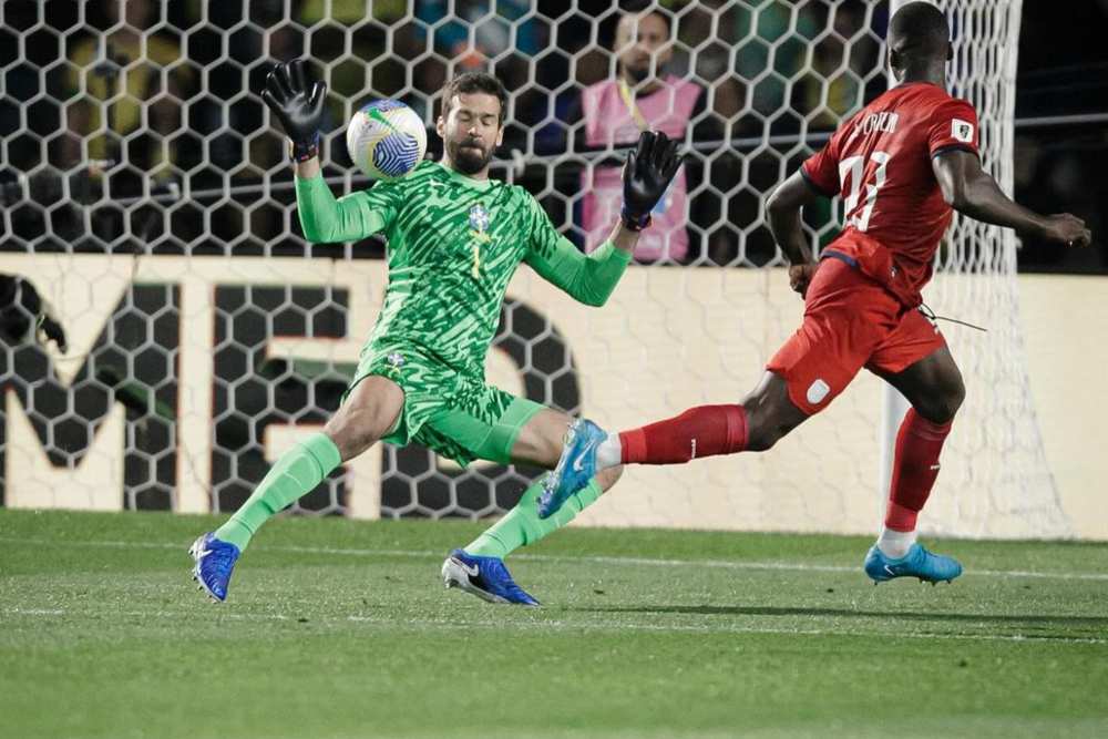 Cedera, Kiper Liverpool Alisson Becker Bakal Absen Lama