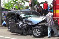 Kecelakaan Bus Pariwisata vs Avanza di Sarangan, 2 Orang Terluka