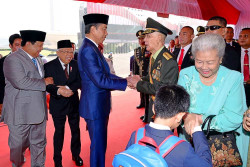 Viral Video Jokowi Tampak Tidak Menyalami Wapres Keenam Try Sutrisno di HUT TNI, Begini Penjelasan Istana