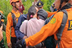 Momen Haru Pertemuan Orang Tua dengan Pendaki Asal Semarang Naomi yang Hilang 3 Hari di Gunung Slamet