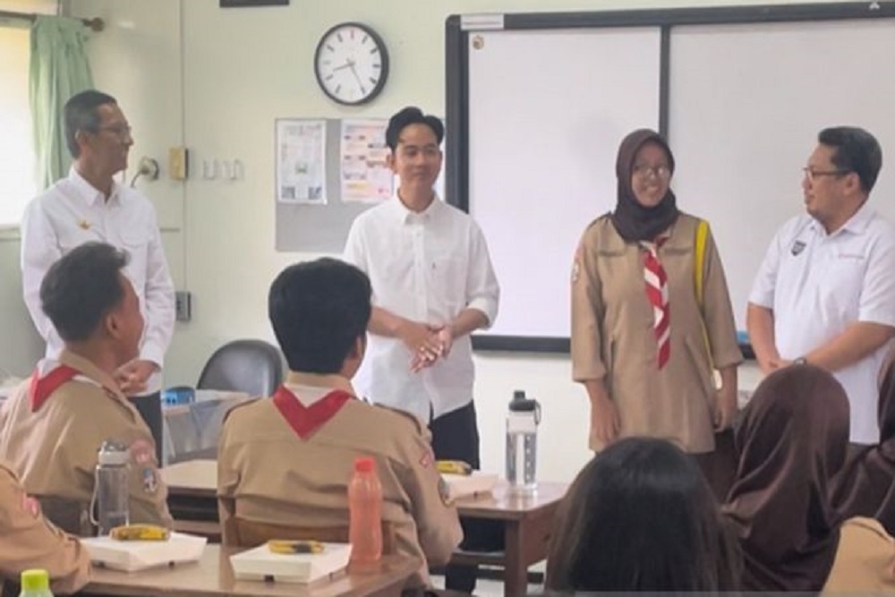 Gibran Pantau Uji Coba Makan Siang Bergizi Gratis di SMA 70 Jakarta Selatan