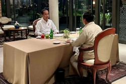 Presiden Jokowi Bertemu Prabowo Sambil Bersantap Malam hingga 2 Jam, Duduk Sejajar Bahas Transisi Kepemimpinan