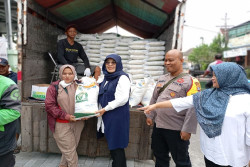 Kelurahan Bumijo Peroleh 8,76 Ton Bantuan Pangan Beras di Tahap Ketiga Tahun Ini