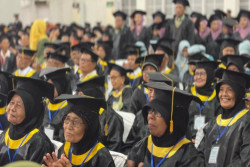 Apresiasi Lansia SMART, BKKBN DIY Mewisuda 380 Mahasiswa dari 8 Sekolah Lansia BKL