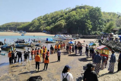 Acara Sedekah Laut Pantai Baron Dihadiri Paslon, Panwascam Tanjungsari Lakukan Klarifikasi