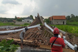 Hujan Deras Angin Kencang: Joglo Warung Soto di Kalasan Ambruk, 3 Orang Terluka