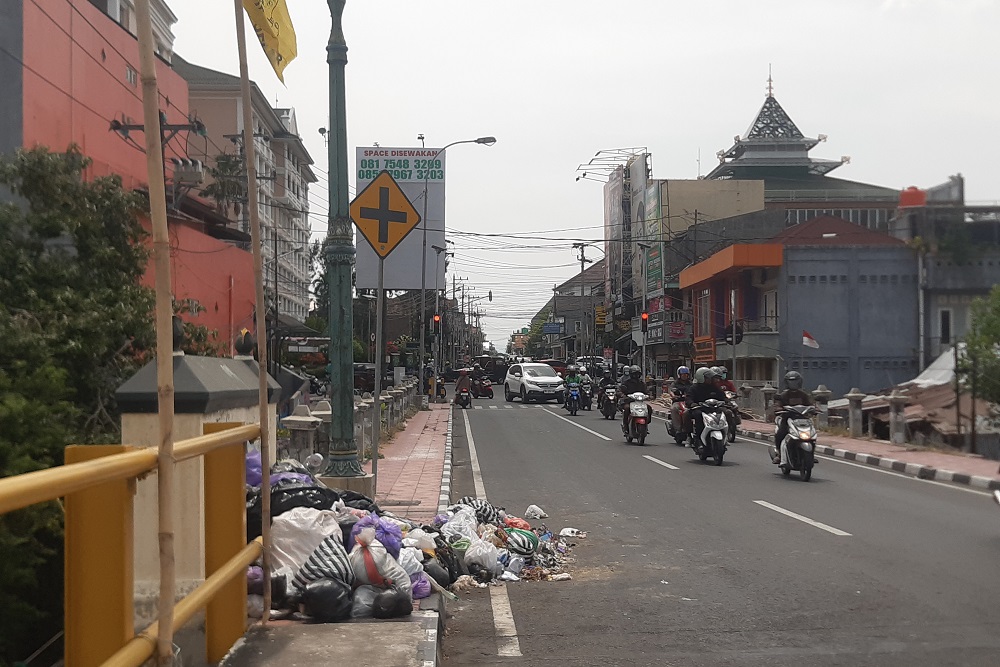 Tumpukan Sampah di Tepi Jalan Bermunculan di Kota Jogja, Kini Ada di Jembatan Juminahan