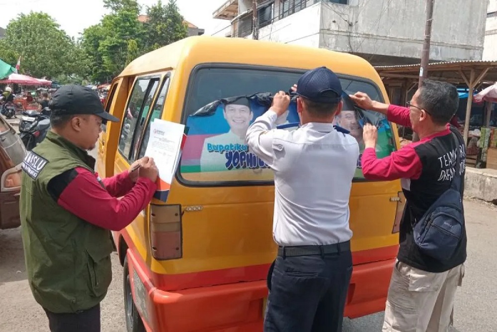 Bawaslu Purworejo Copot Stiker Kampanye paslon di Angkutan Umum