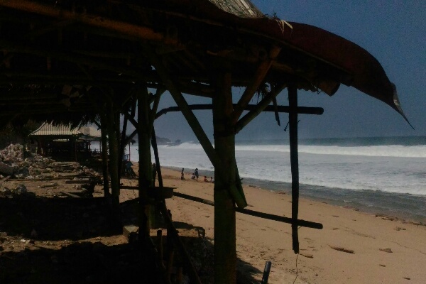 Antisipasi Gelombang Tinggi Laut, Warga Pesisir Bentengi Rumahnya dengan Karung-karung Pasir