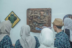 Sebuah Catatan Pameran Azimat-Siasat, Mengenali Diri lewat Kekuatan Benda