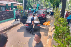 Sedan Mewah Terparkir 3 Hari di Jalan Adi Sucipto Solo, Warga Temukan Mayat di Dalamnya