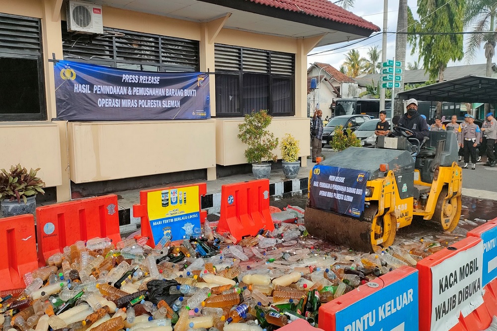 Ribuan Botol Miras Hasil Operasi Pekat di Sleman Dimusnahkan