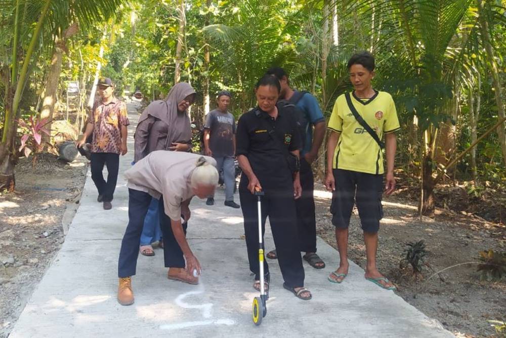 Padat Karya di Sendangsari Serap Tenaga Kerja Difabel dan Perempuan