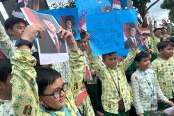 Ratusan Siswa Sambut Kedatangan Prabowo di Depan Gerbang Akmil Magelang