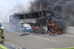 Sebuah Bus Pariwisata Terbakar di Jalan Tol Bekasi, Mengangkut 58 Anak TK