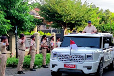 Menaiki Maung MV3 Garuda Limousin Putih, Kedatangan Presiden Prabowo Disambut Riuh Warga