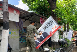 Bahayakan Pengendara, Satpol PP Angkut APK di Tikungan Jalan