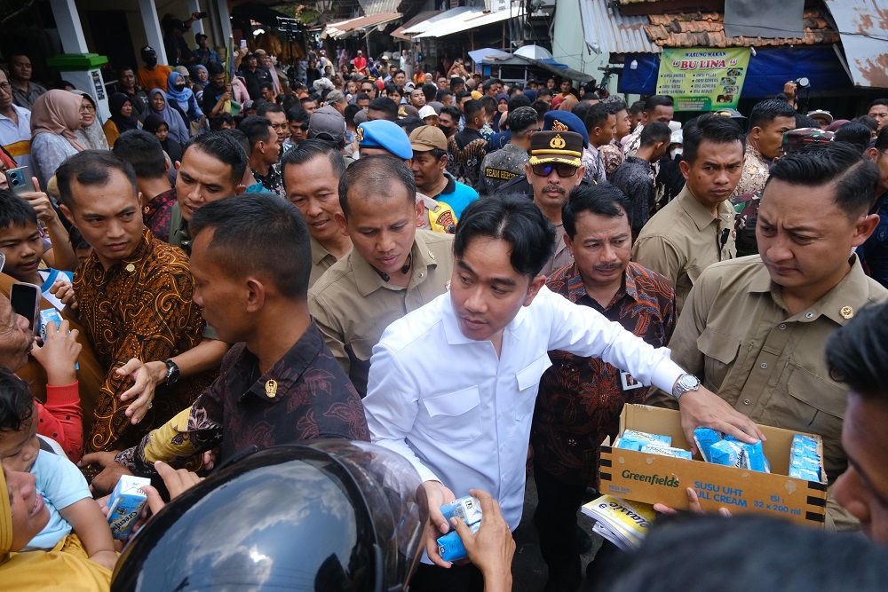 Wapres Gibran Kunjungi Pasar Gotong Royong Magelang, Belanja dan Bagi-bagi Susu