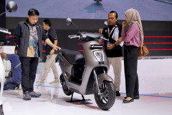 Honda ICON e: dan CUV e: Meriahkan Booth AHM di IMOS 2024