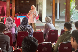 Tim PkM MWA UNY Gelar Pelatihan Public Speaking di Kampung Wisata Krapyak IX Margoagung Seyegan Sleman