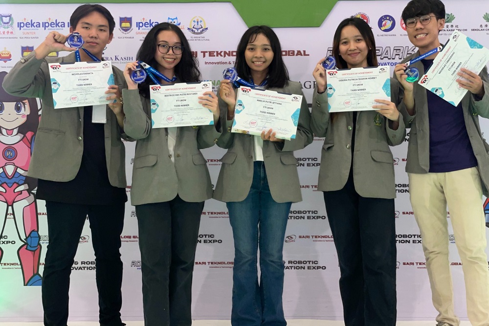 Tim Mahasiswa FTI UKDW Raih Juara Tiga di Lomba AI-Driven Robot Nasional