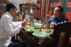 Presiden Prabowo Temui Jokowi di Angkringan Solo, Cagub Lutfi dan Cawali Respati Hadir