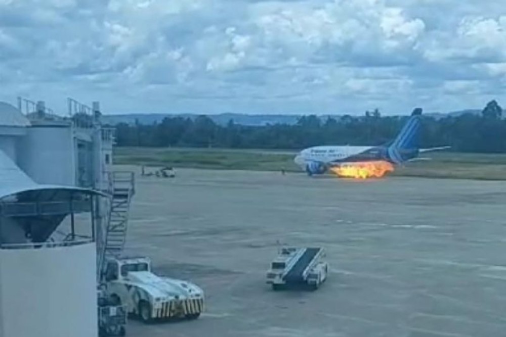 Manajemen Trigana Beri Penjelasan Terkait Boeing 737-500 Keluarkan Api di Bagian Mesin