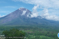 Gunung Semeru Erupsi 10 Kali Pagi Ini Disertai Letusan 1 Kilometer