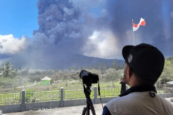 Penampakan Gunung Lewotobi Laki-laki Memuntahkan Awan Panas