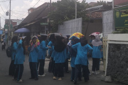 Bawa Bantal hingga Buku untuk Lindungi Kepala, Ribuan Santri Madrasah Muallimat Jogja Ikuti Simulasi Gempa