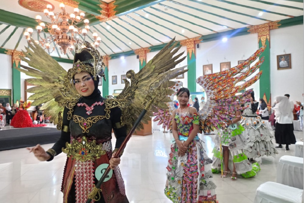 Fashion Show Bank Sampah, Saset Kopi & Deterjen Jadi Bahan Baju Putri Kupu-Kupu