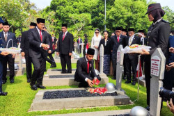 Hari Pahlawan, Gibran Pimpin Upacara dan Tabur Bunga di TMP Kalibata