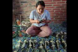 Dosen UPN Veteran Yogyakarta Gelar Workshop Pembuatan Alas Kaki Kawasan Candi Borobudur