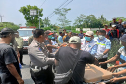 Rem Blong, Suzuki Carry Tabrak Pengendara Motor di Jalan Sleman-Balong