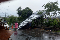 Diterjang Hujan Lebat dan Angin Kencang, Sejumlah Baliho dan Pepohonan di Sinduadi Sleman Tumbang