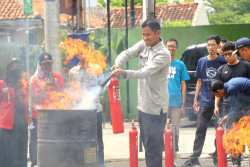 Tingkatkan Skill Hadapi Potensi Kebakaran, Diskominfosan Latih Karyawan Teknik Pemadaman Api