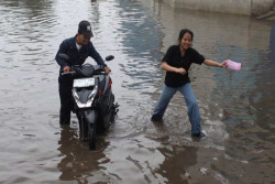 Supermoon, Pantai Utara Jakarta Terendam Banjir Rob