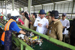 Kunjungi TPST Minggir, Menteri Hanif Faisol Minta Pengelolaan Sampah Lebih Efektif