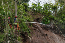 Evakuasi Material Longsor Samigaluh Masih Berlangsung, Jalan Provinsi Diberlakukan Buka Tutup