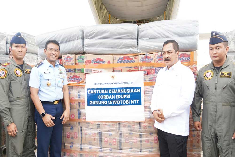 Kementerian Imigrasi dan Pemasyarakatan Serahkan Bantuan untuk Pengungsi Erupsi Gunung Lewotobi