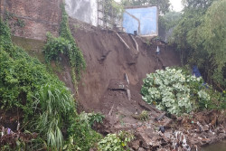 Talut Sungai Gajahwong di Gambiran Ambrol karena Hujan, Perbaikan Tertunda