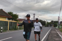 Syukuri Kemenangan Harda Kiswaya di Pilkada Sleman, Lurah Tirtomartani Jalan Kaki dari Kalasan ke Godean