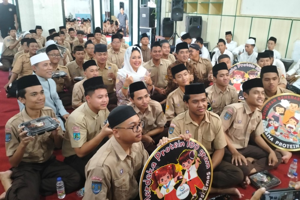 2.000 Paket Makan Bergizi Gratis Dibagikan untuk Santri di Kompleks Ponpes Ali Maksum Krapyak