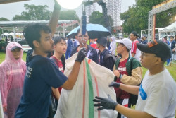 Ratusan Pelajar DIY Ikuti Plogging di Tengah Guyuran Hujan, Pungut Sampah Sepanjang Jalan