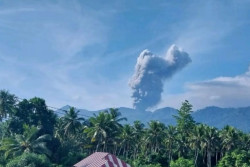 Gunung Dukono Meletus Pagi Ini, Keluarka Abu Setinggi 1.200 Meter