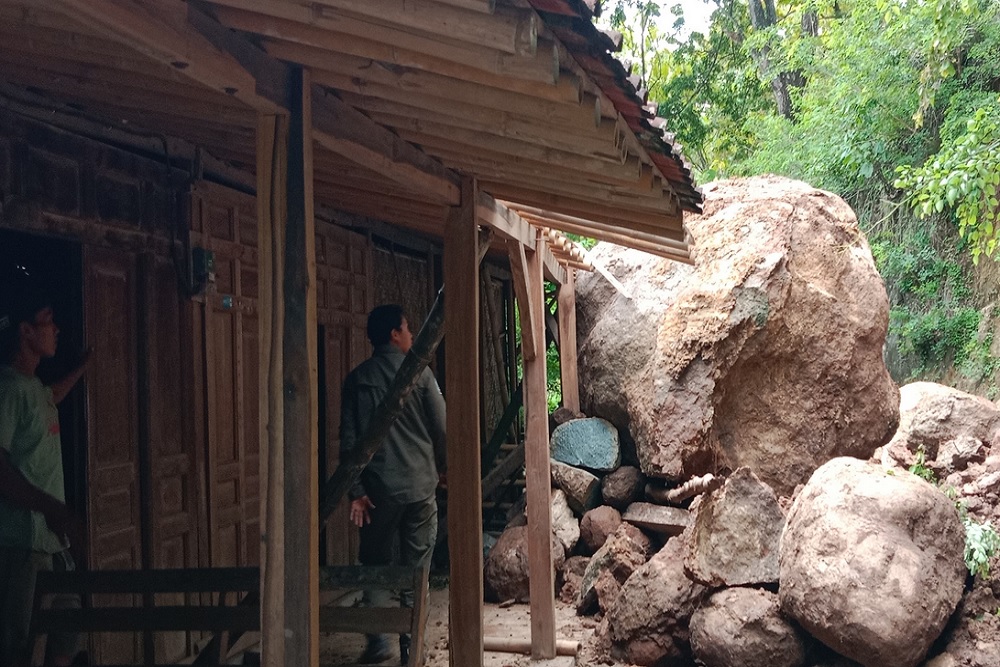 Hujan Lebat Bongkahan Batu Berdiameter 2 Meter Menimpa Atap Rumah Warga di Gunungkidul