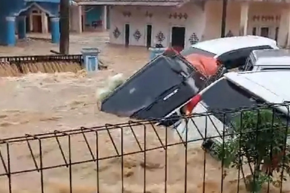 Sejumlah Kendaraan Hilang Tersapu Banjir Bandang di Sukabumi