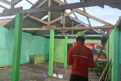 Belasan Warung Makan di Pantai Depok Rusak Diterjang Angin Kencang, Tidak Ada Korban Jiwa